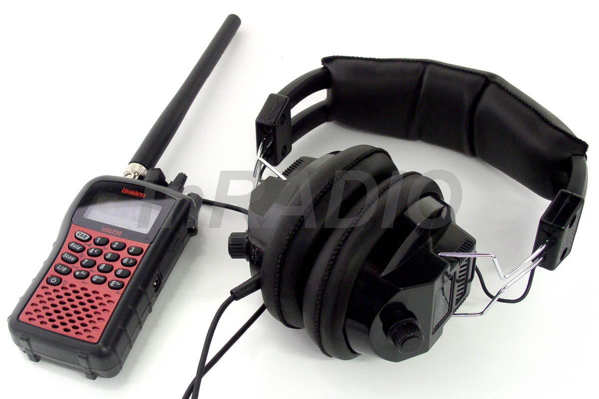 Skaner radiowy UNIDEN USC-230 dostarczany jest z dużymi słuchawkami nausznymi